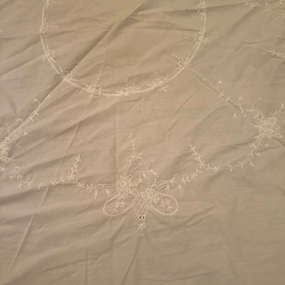 2.8.6 White Round Embroidered Floral Tablecloth 69